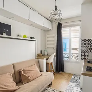 https://small-comfortable-studio-near-eiffel-tower.fr-paris.fr